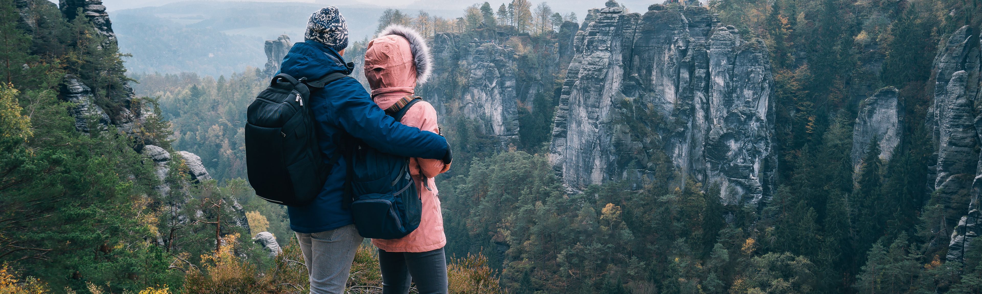 Ein Paar genießt gemeinsam die Aussicht in der Sächsischen Schweiz