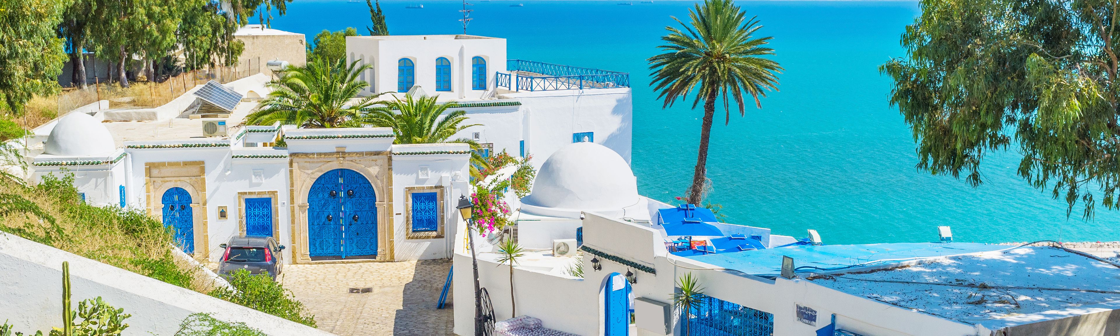 Petites maisons en Tunisie avec la mer en arrière-plan