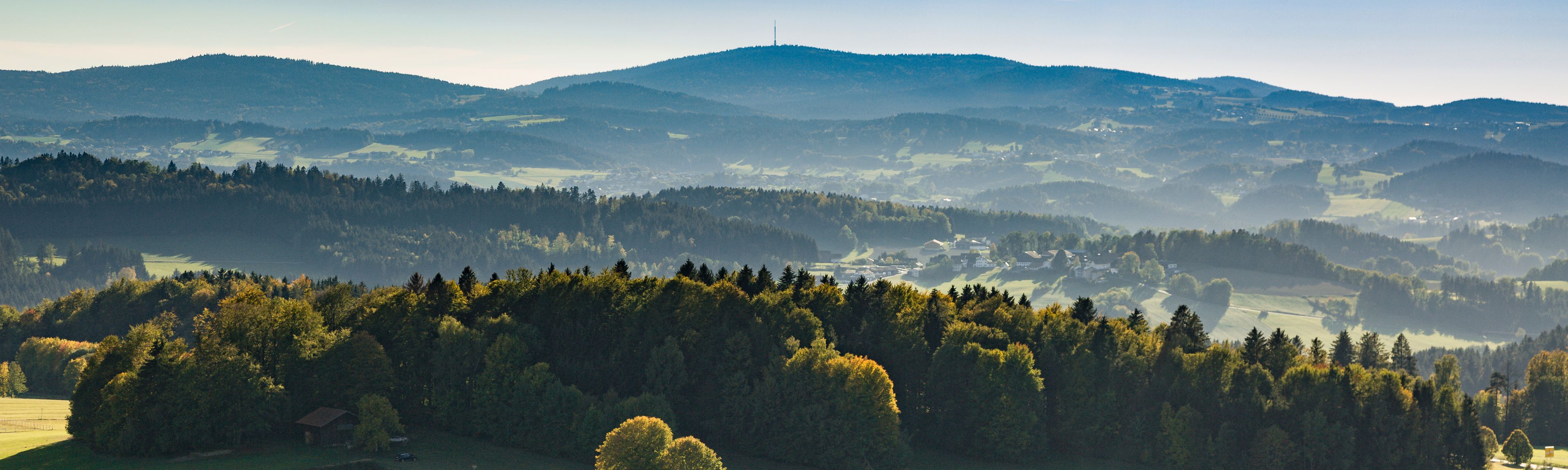 Weiter Landschaft und Berge des Bayerischen Wald