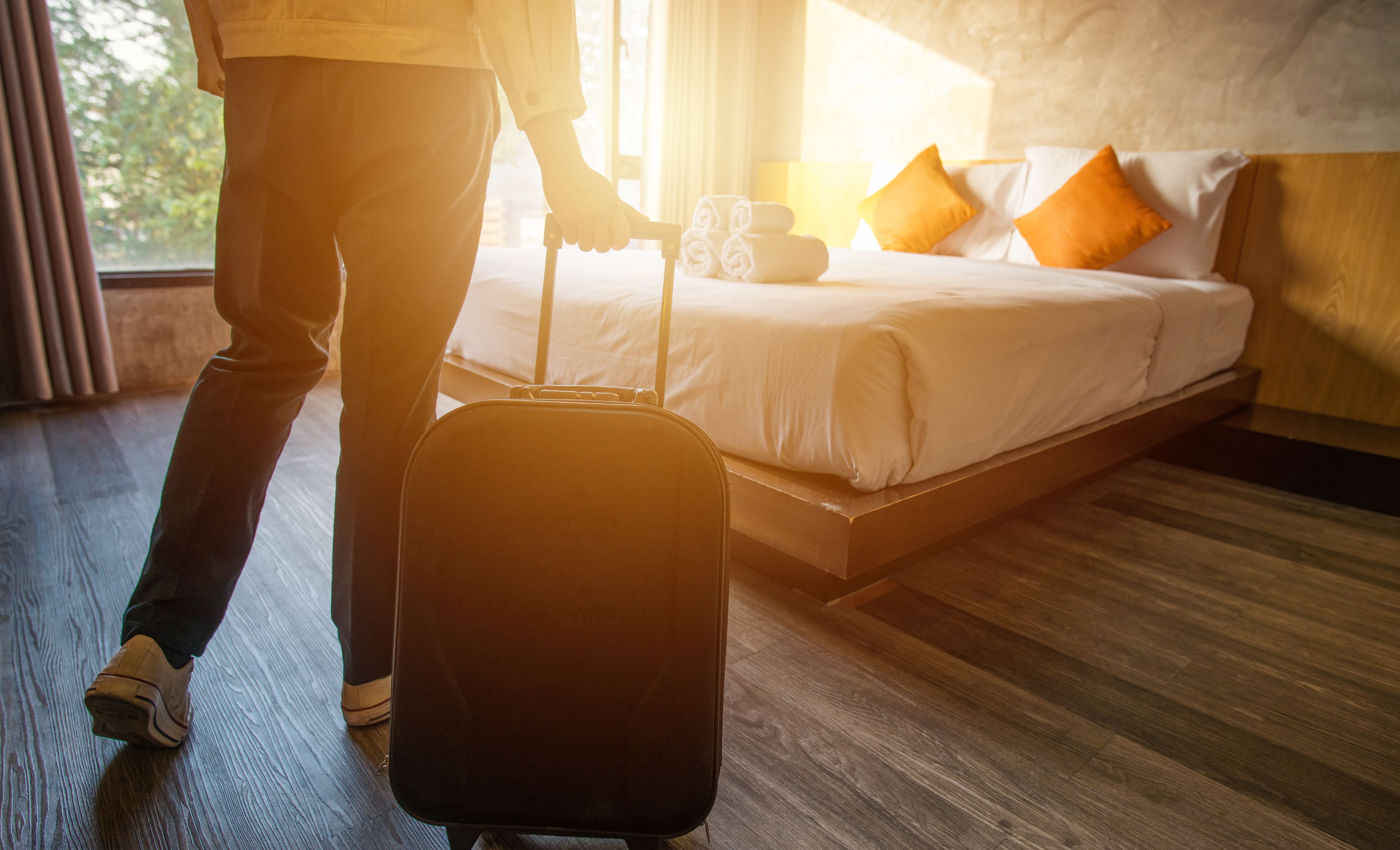 Frau in Hotelzimmer