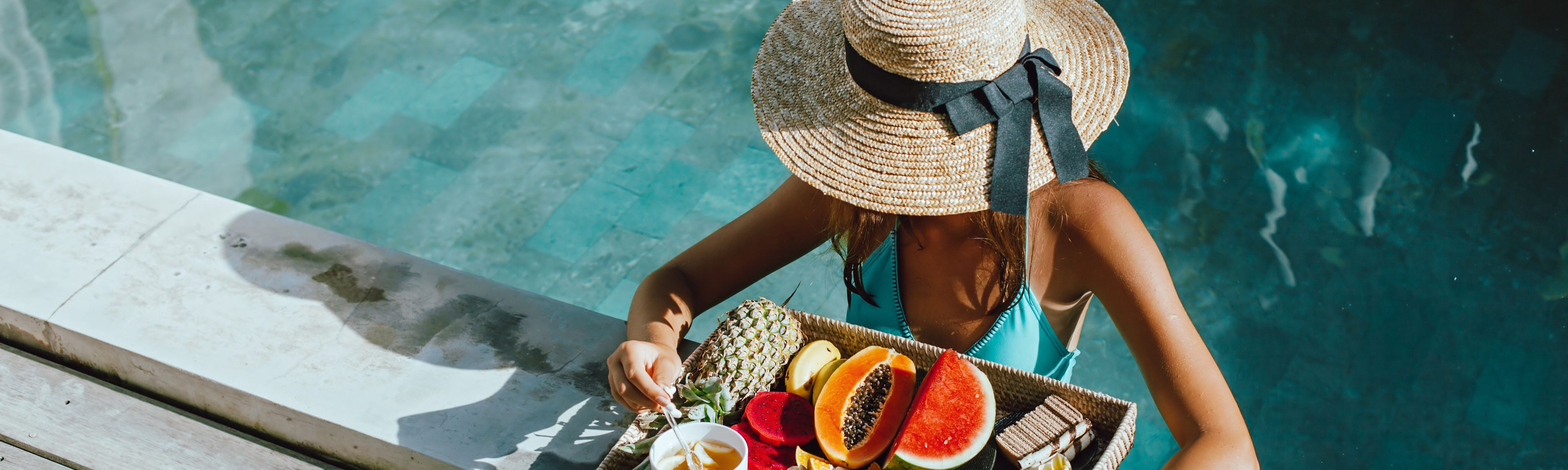 Eine Frau relaxt in Ihrem Diät Urlaub am Pool