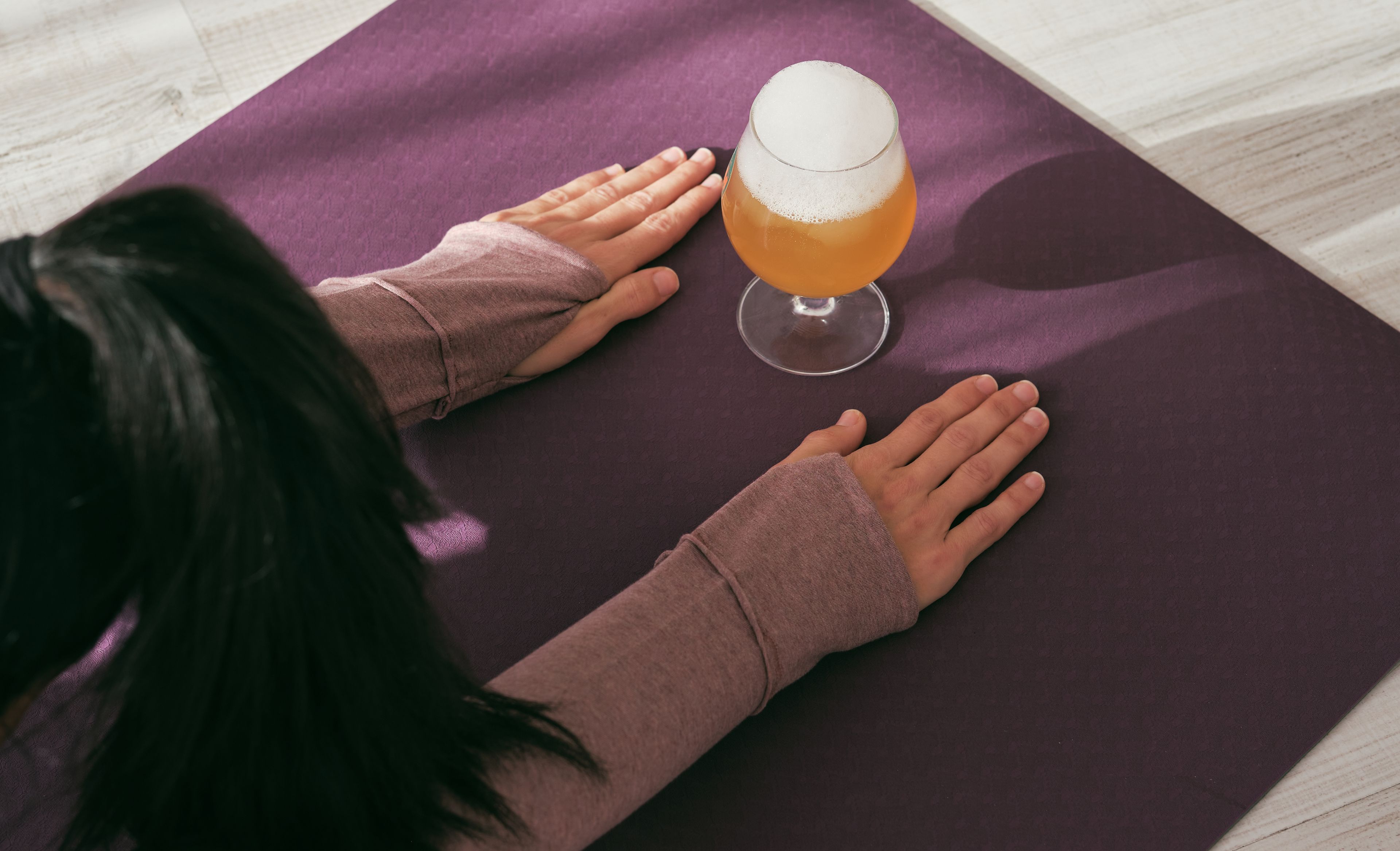 Frau praktiziert Bier Yoga