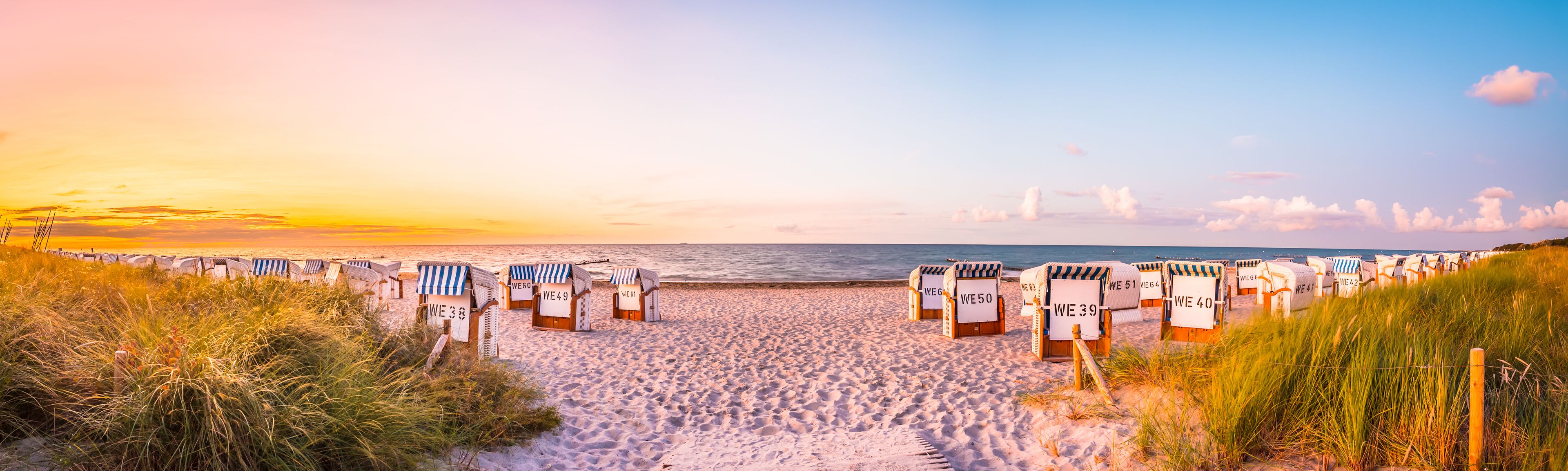 Strandkörbe an Strand im Sonnenlicht