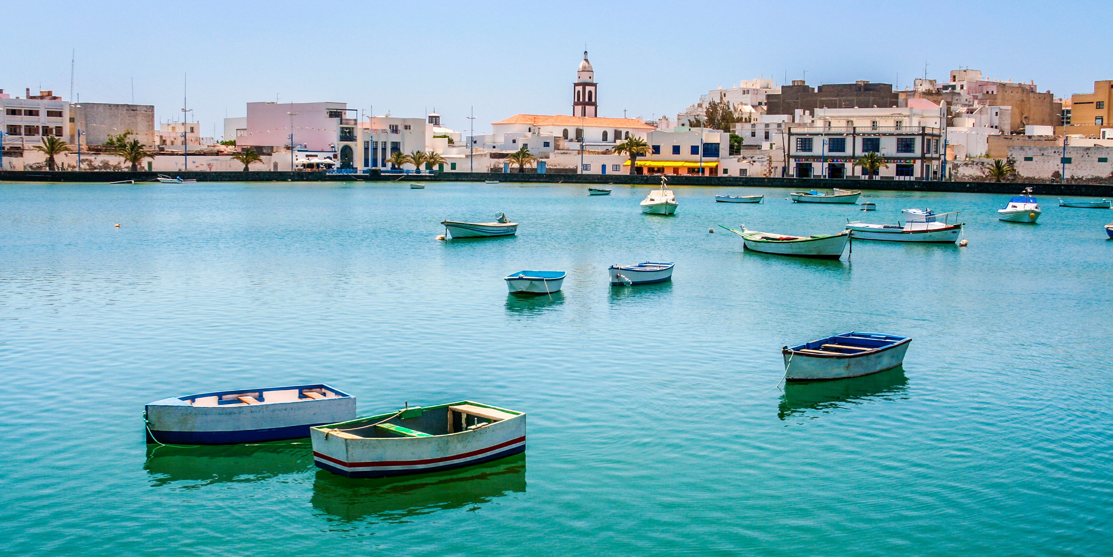 Kleine Ruderboote im Wasser vor Arrecife