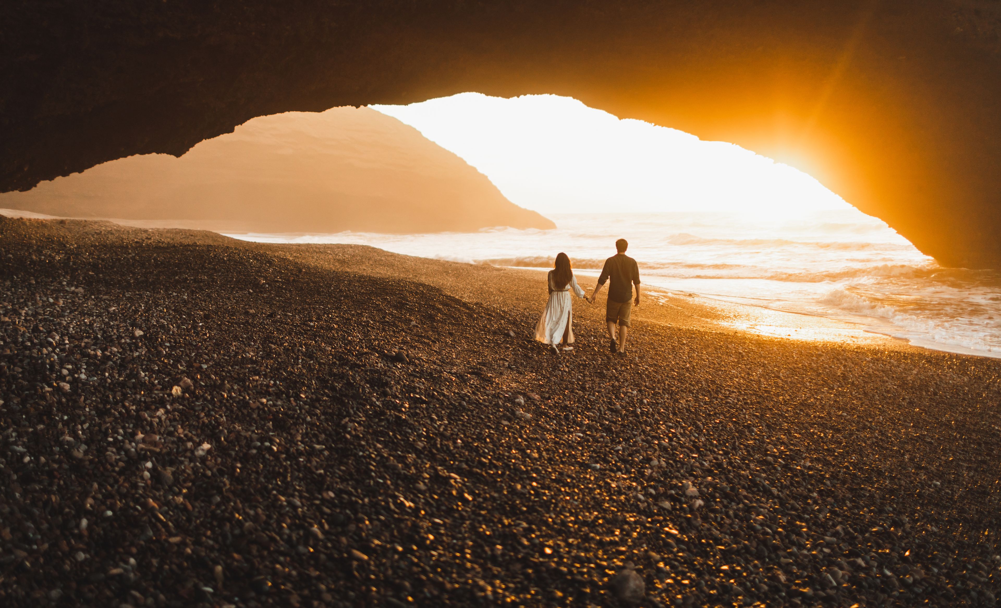 Paar läuft über Strand in Marokko