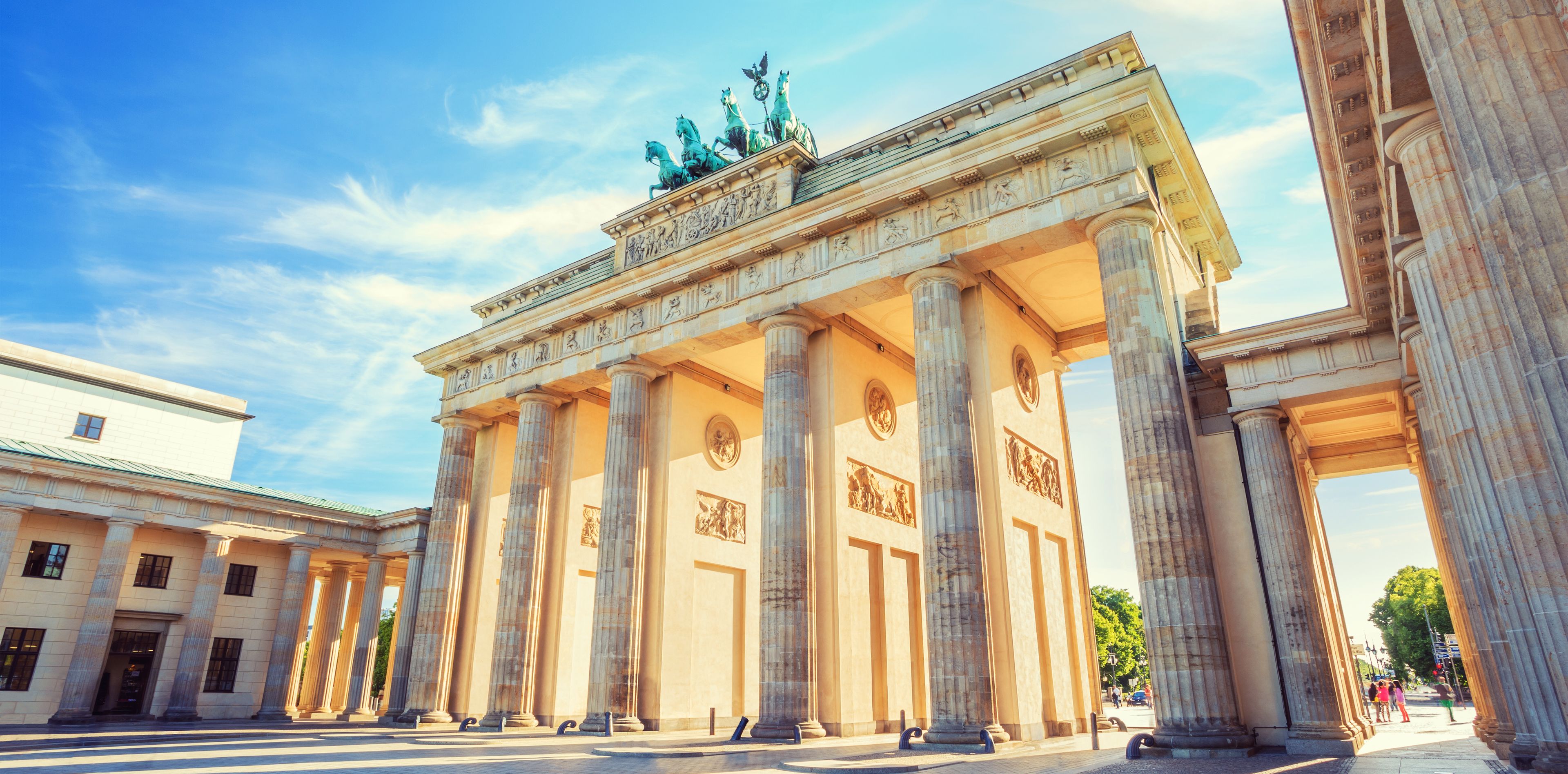 Brandenburger Tor in Berlin im Sonnenlicht