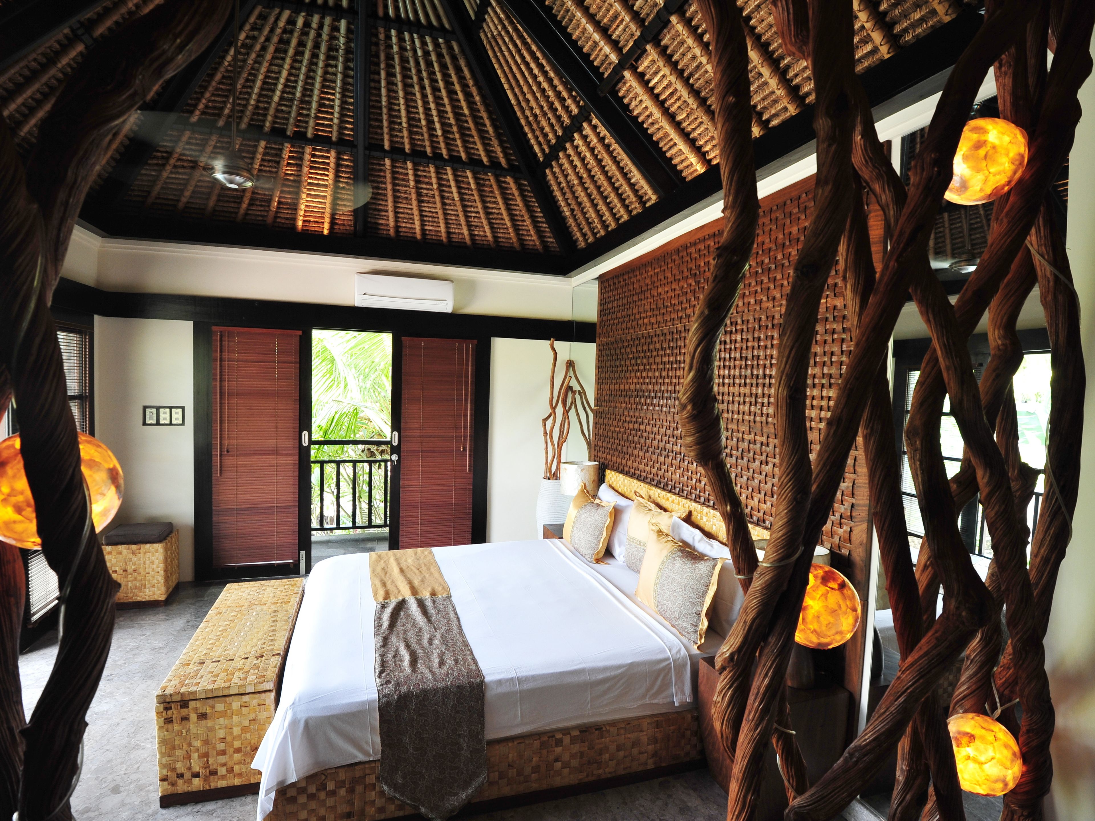 Zimmer im thailändischen Stil: Blick auf das Bett