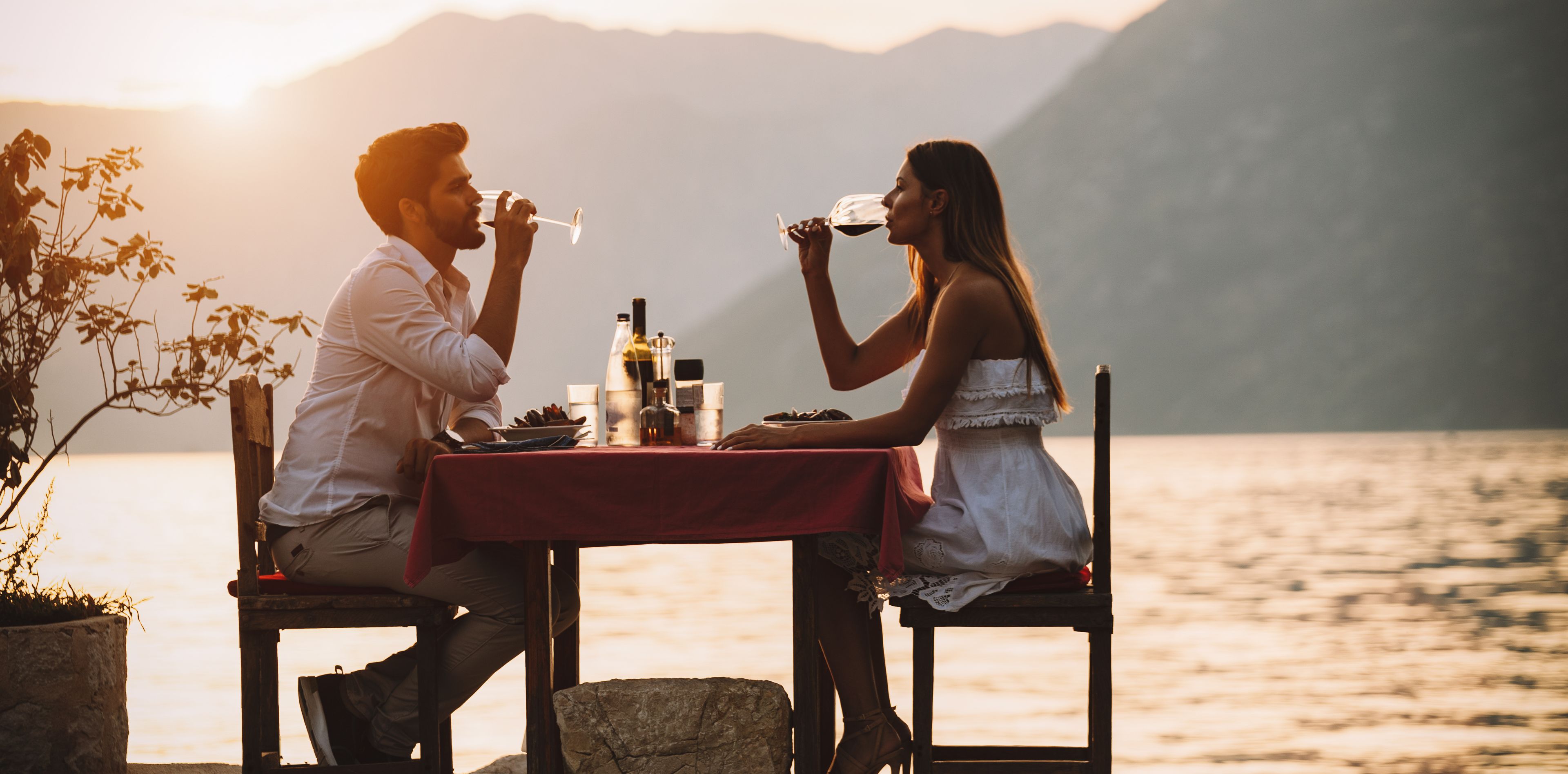 Paar genießt Wein bei romantischem Dinner