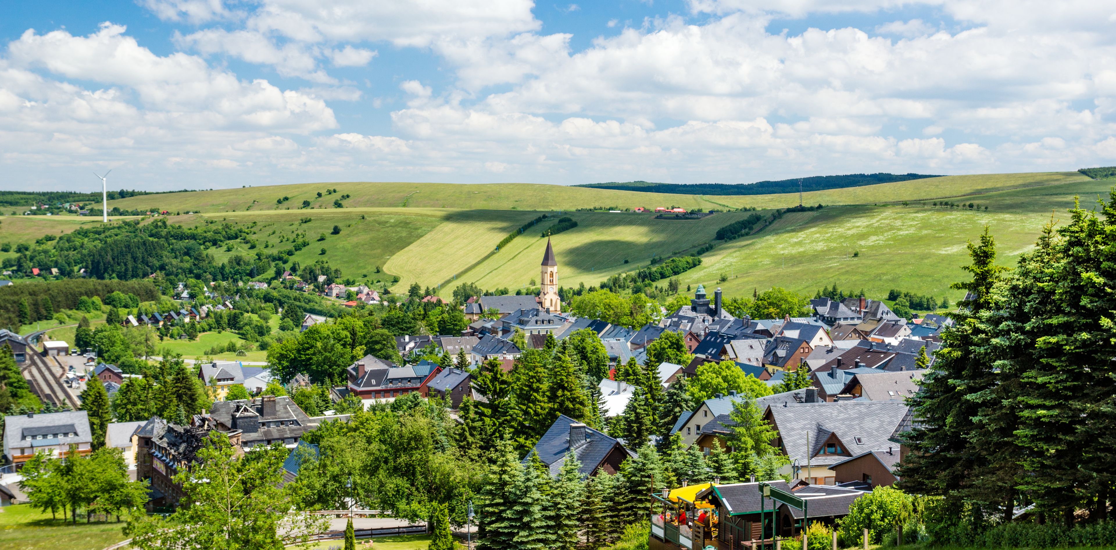 Panorama Blick eines Dorfes im Grünen