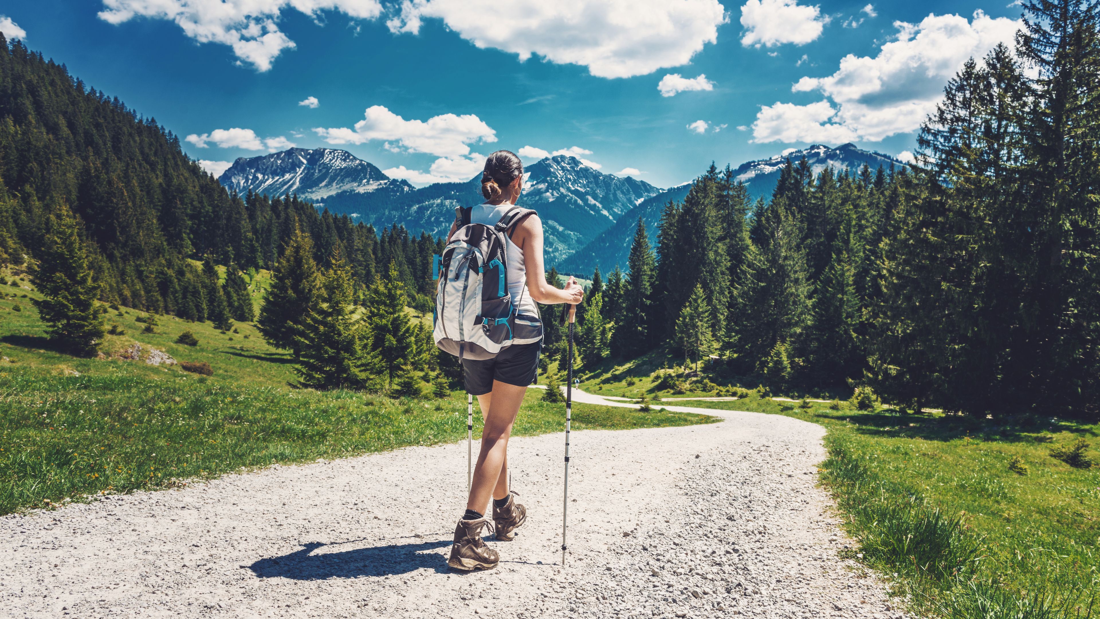 Frau wandert durch die Berge Österreichs