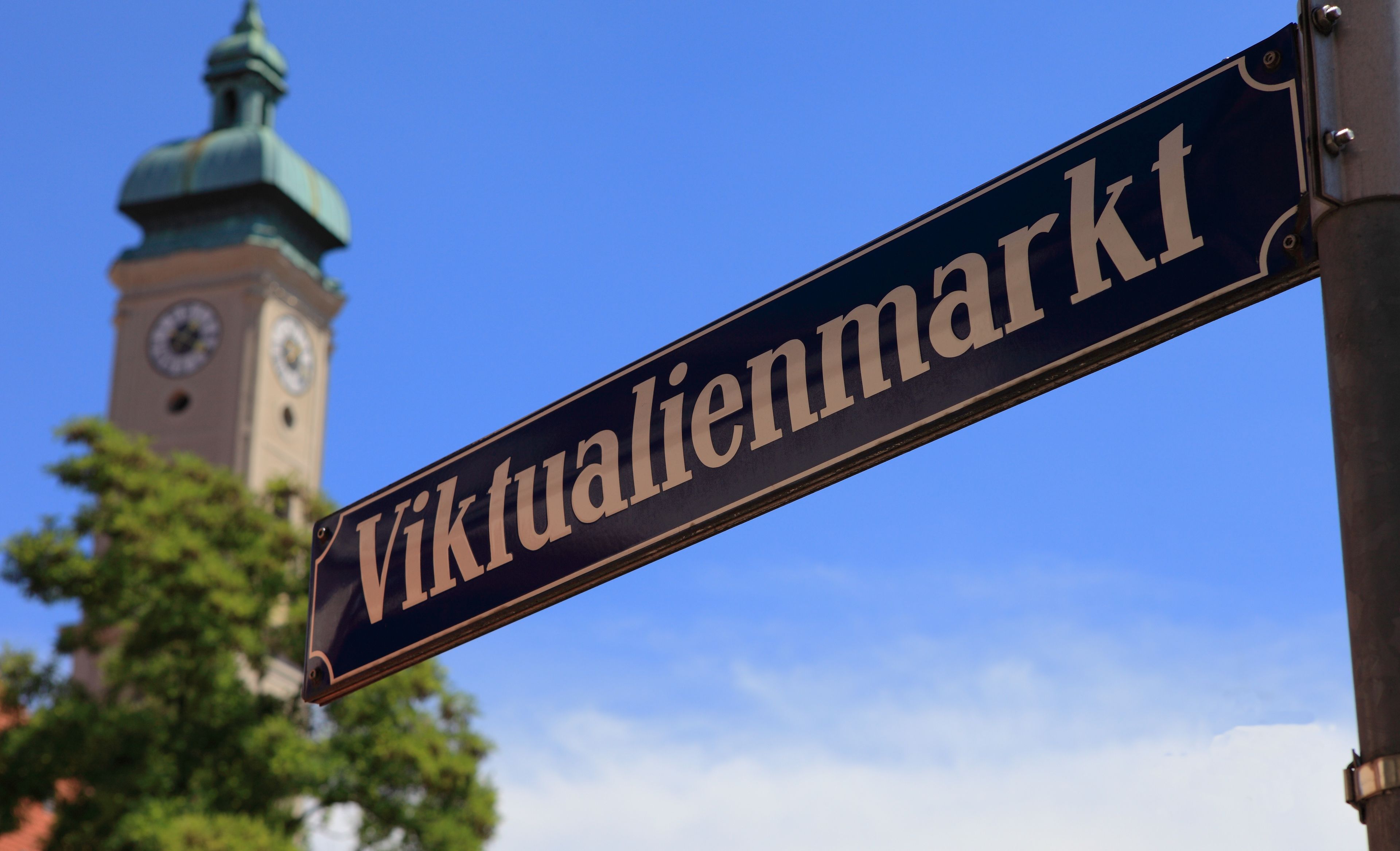 Skylt till "Viktualienmarkt" i Münchens gamla stad