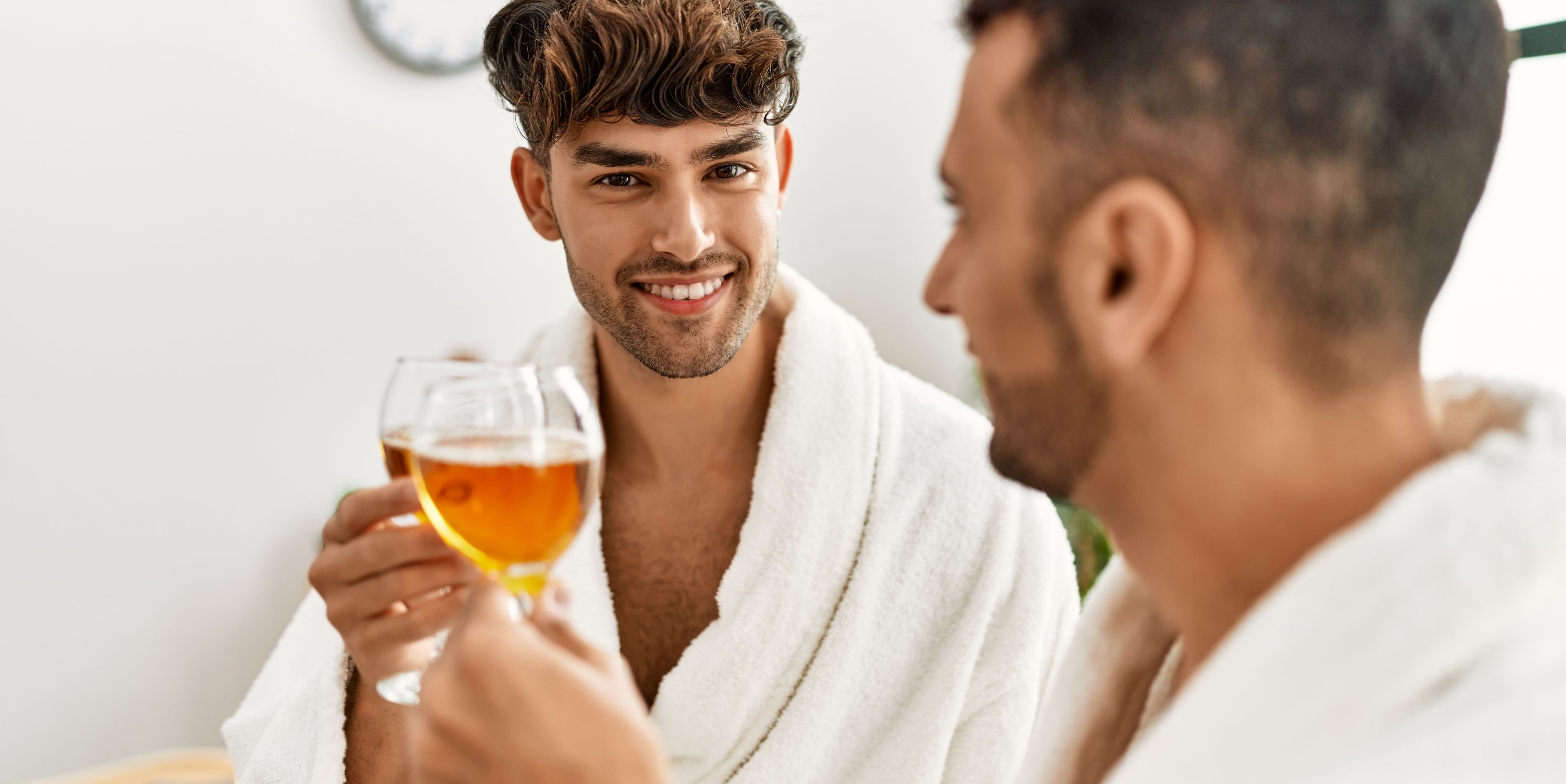 Paar zusammen Wein im Bademantel