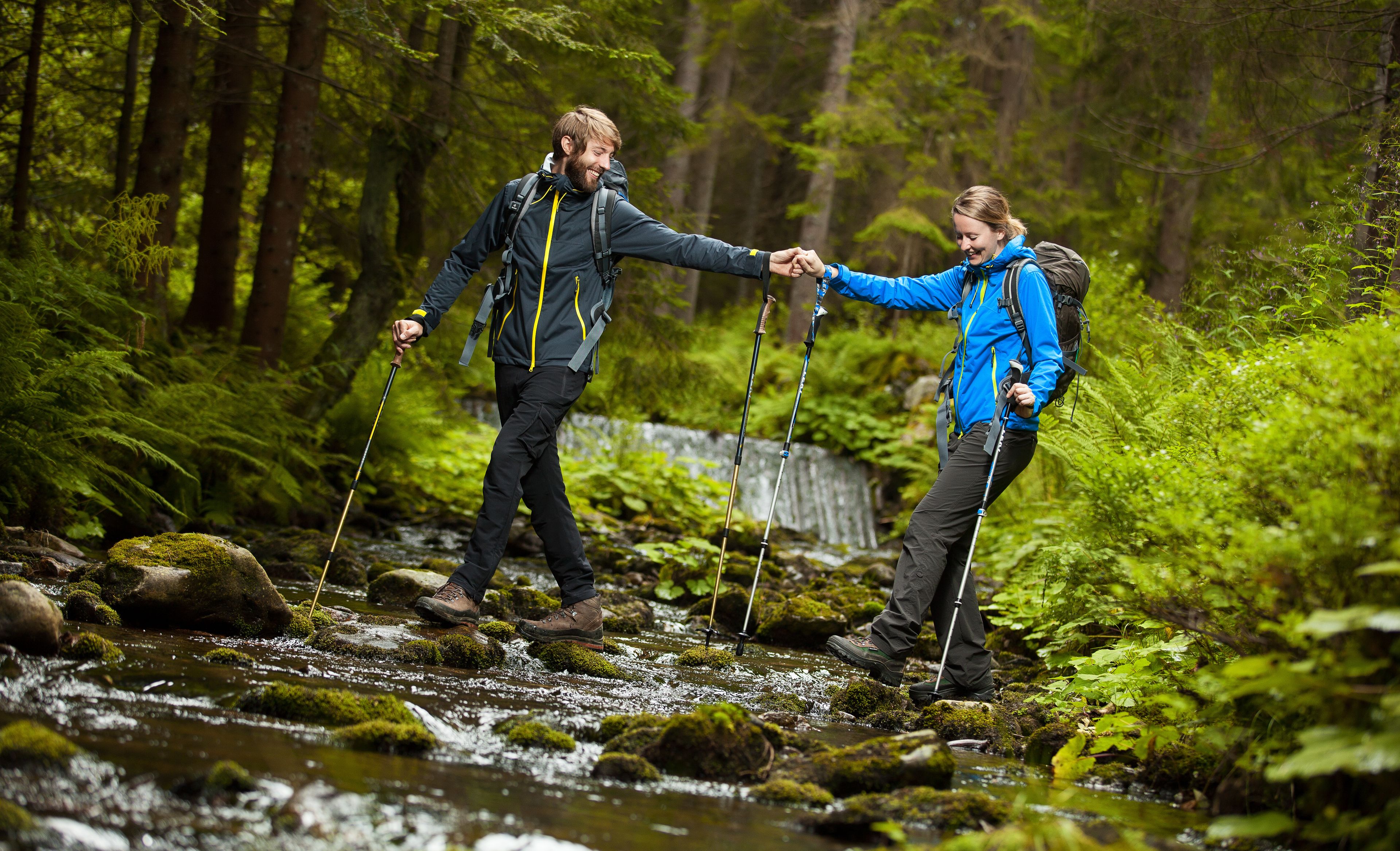 Paar am wandern im Bayerischen Wald