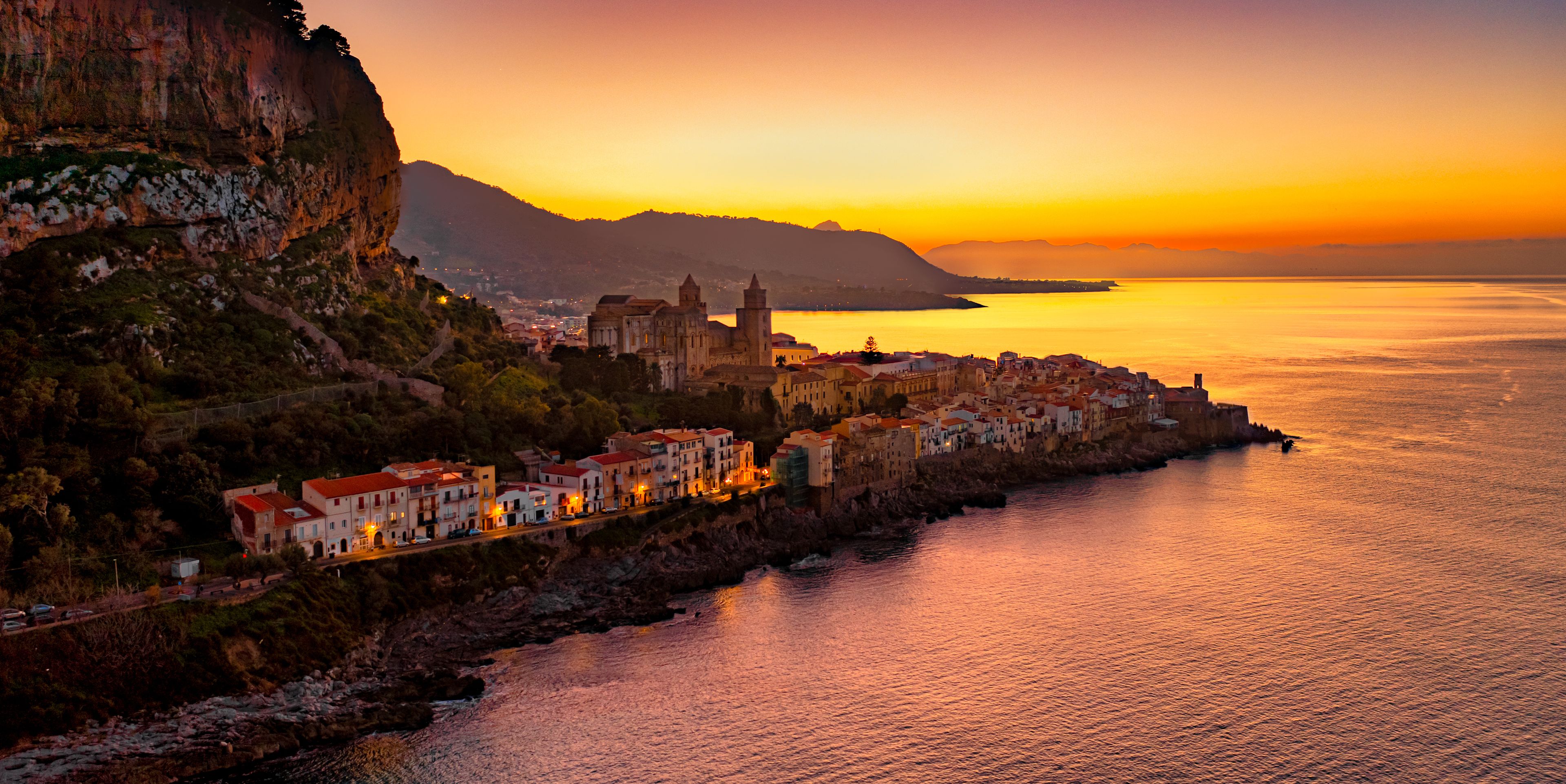 Eine Italienische Küstenlandschaft bei Sonnenuntergang