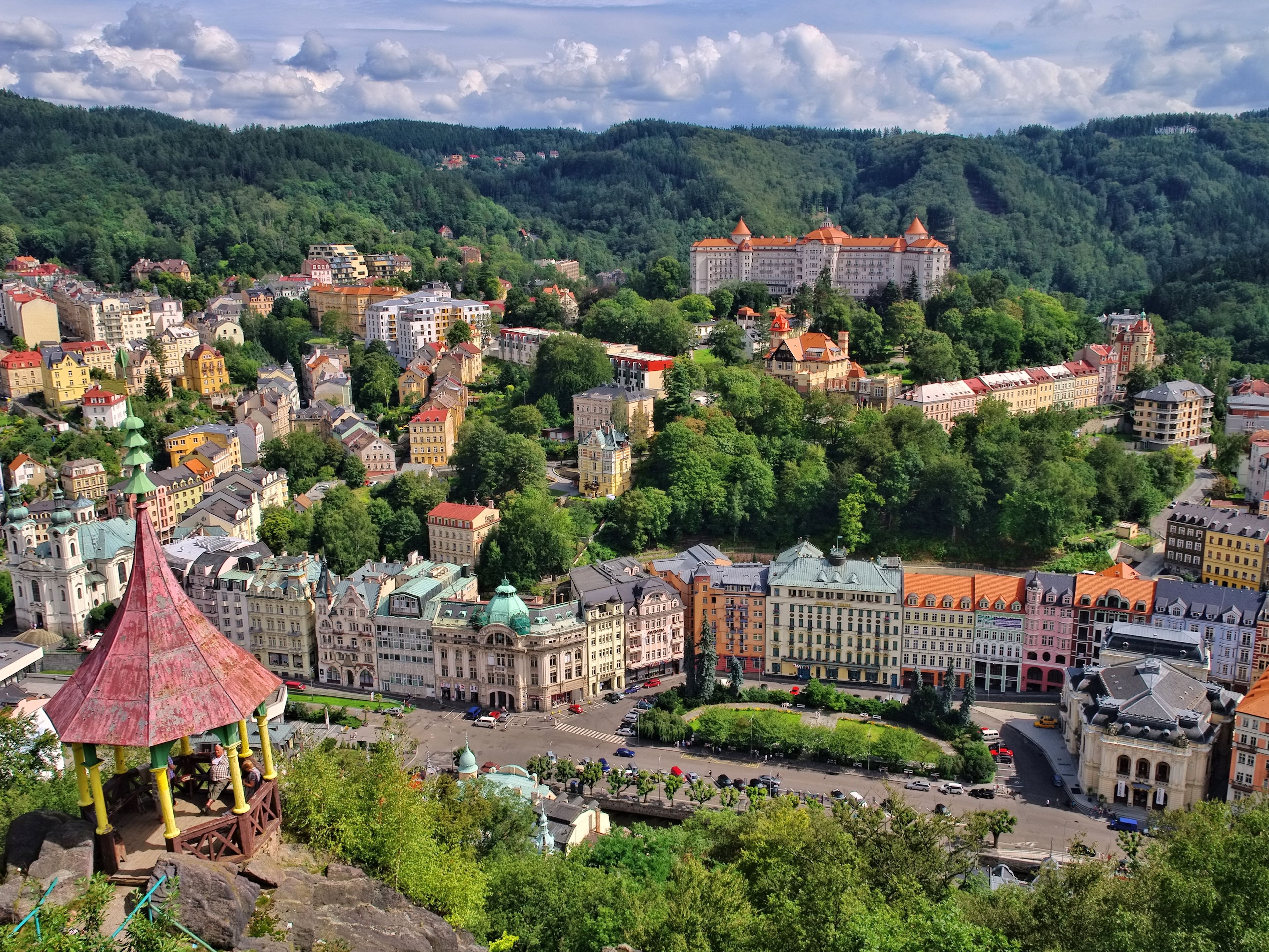 Uitzicht op het charmante stadje Karlovy Vary