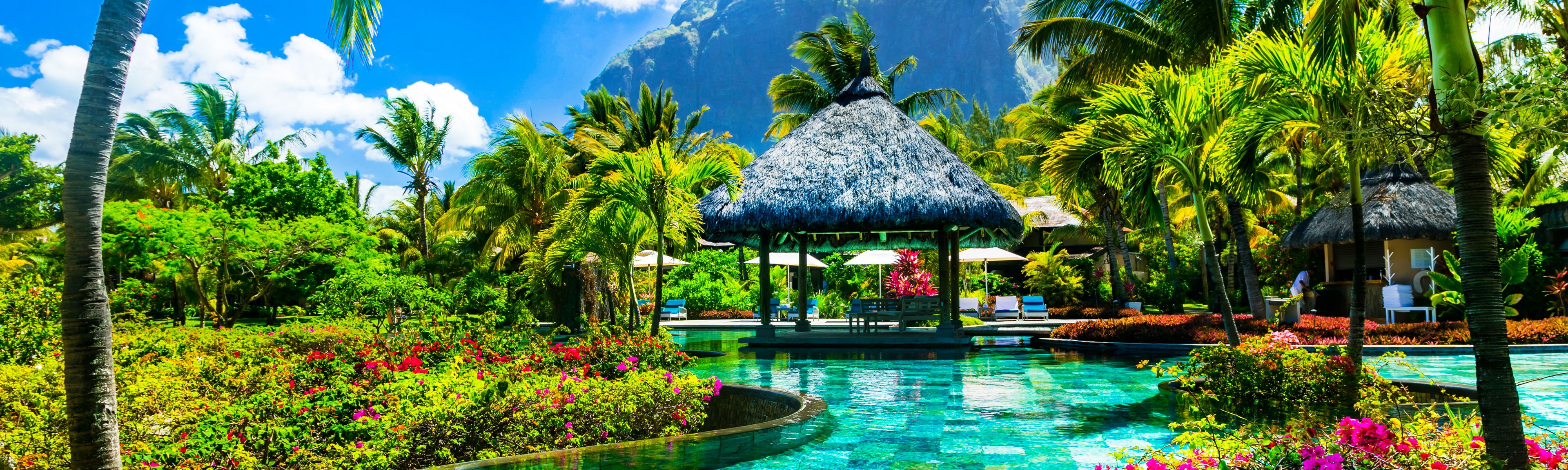 Complexe hôtelier sur l'île Maurice avec un paysage de piscine de rêve entouré de beaux jardins