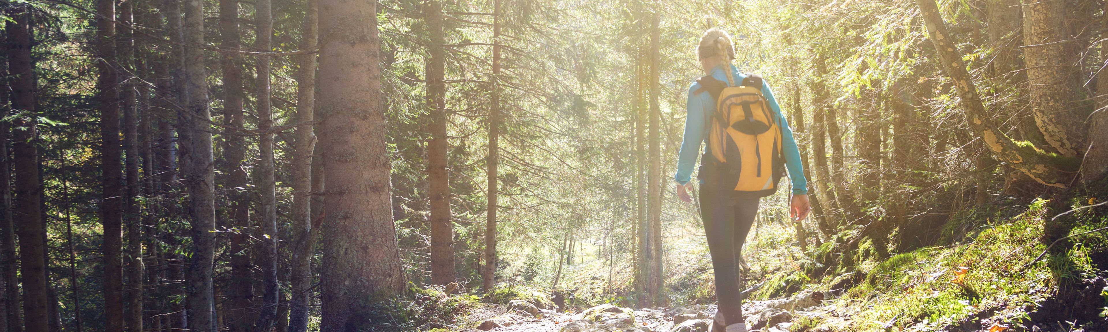 Vrouw loopt door een bos