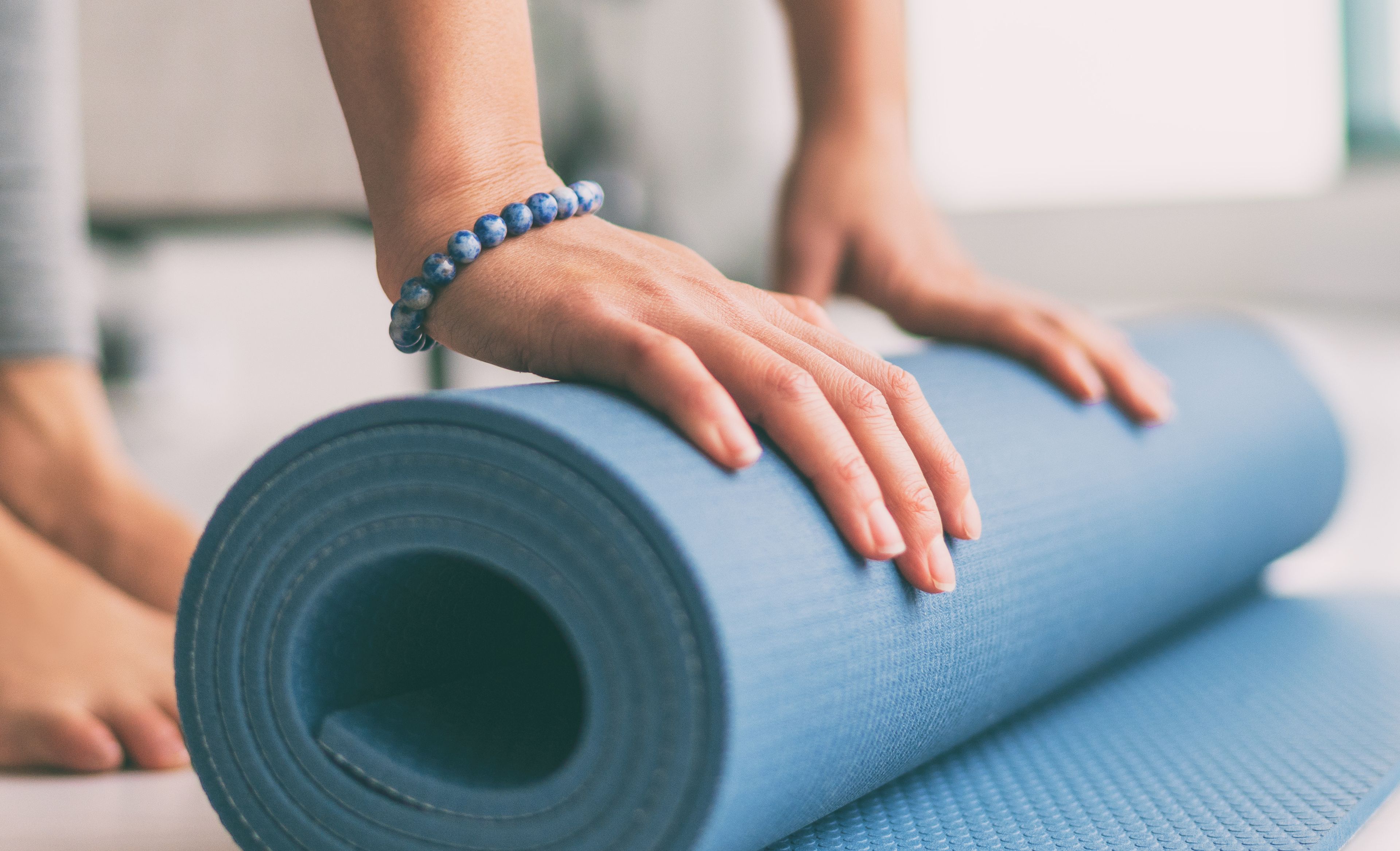 Persoon met yogamat