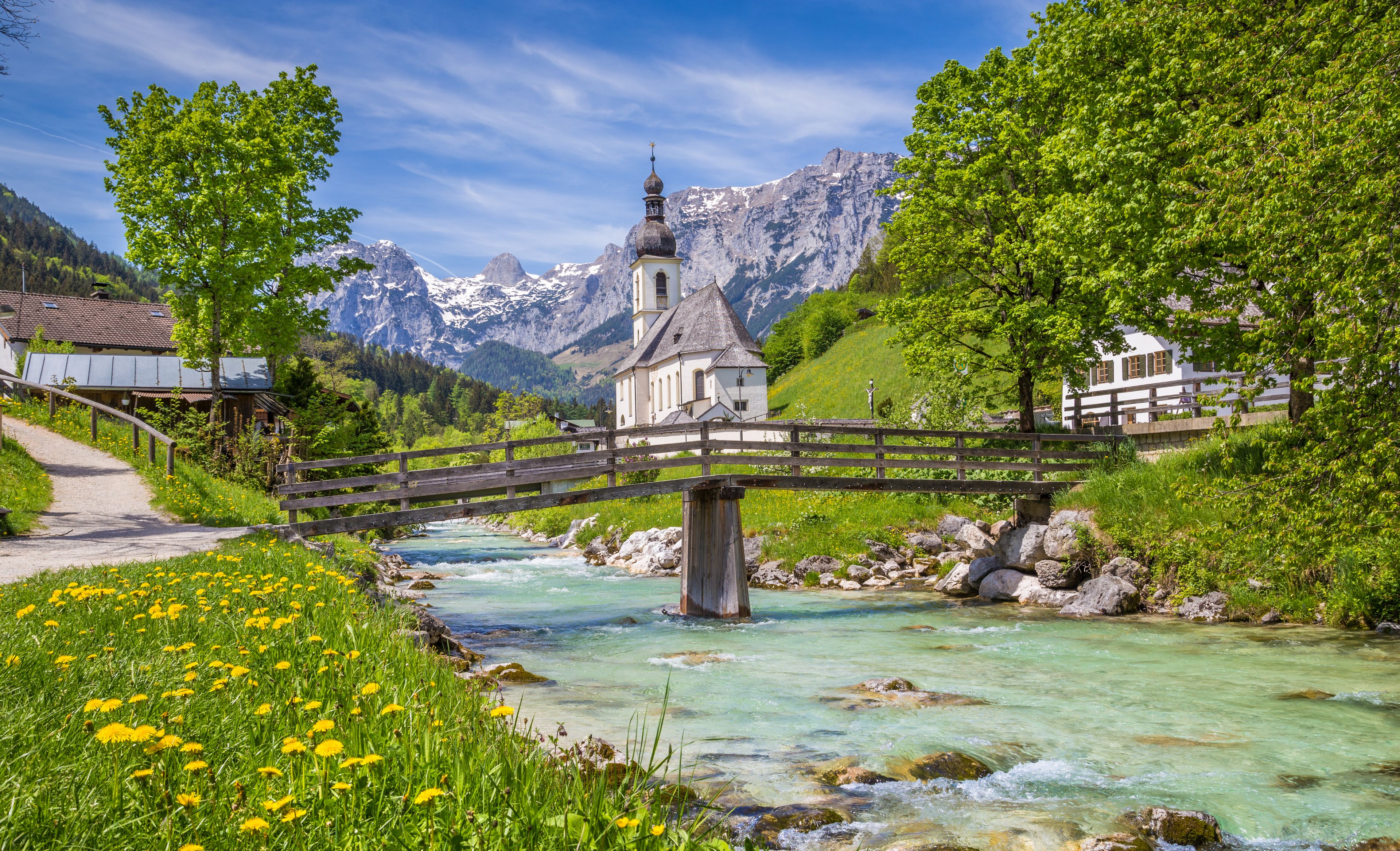 Kleiner Bach mit Brücke im Salzburger Land