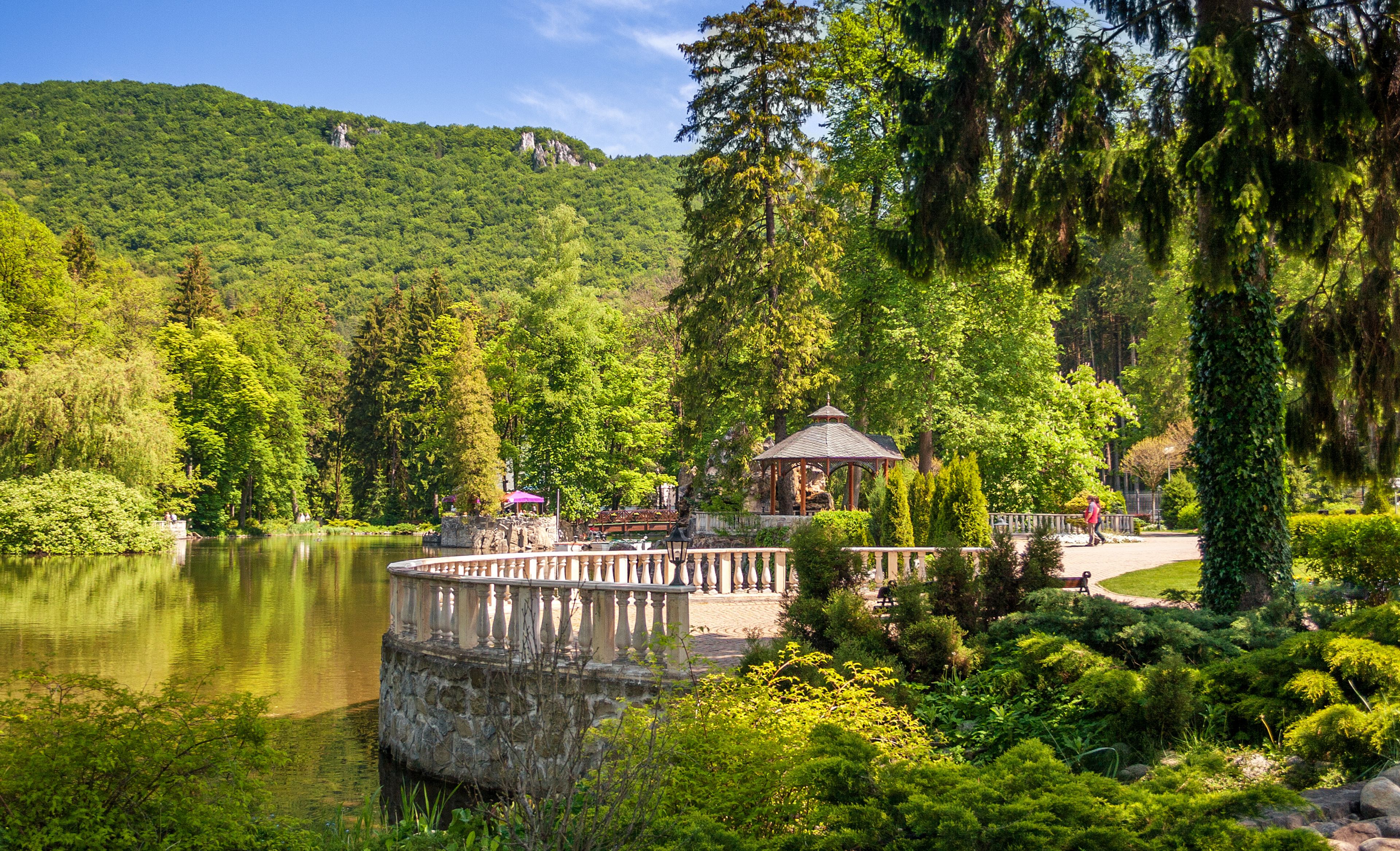 Kleiner Pavillon im grünen Park am See, Rajecke Teplice