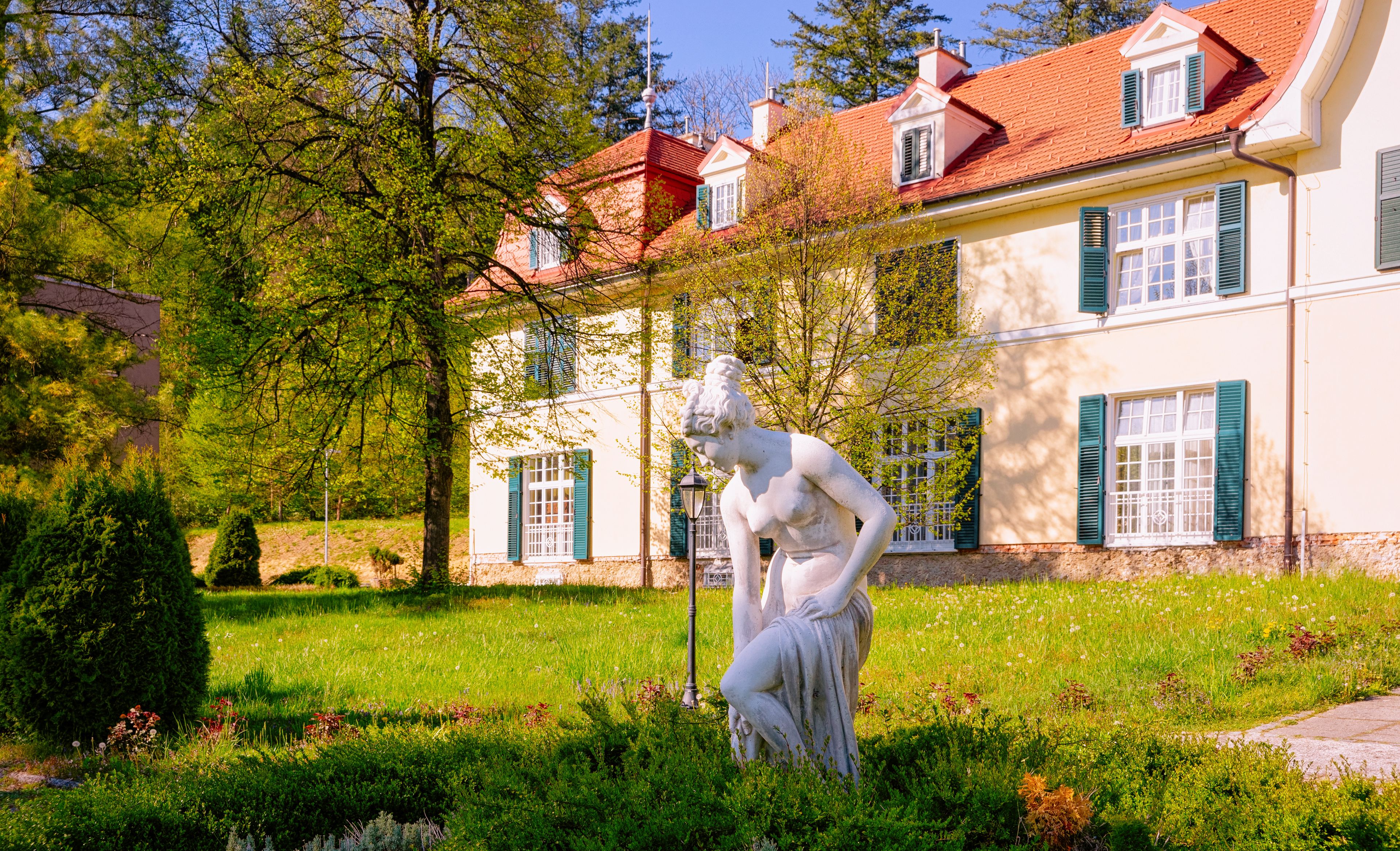 Frauenstatue im Garten einer alten Villa