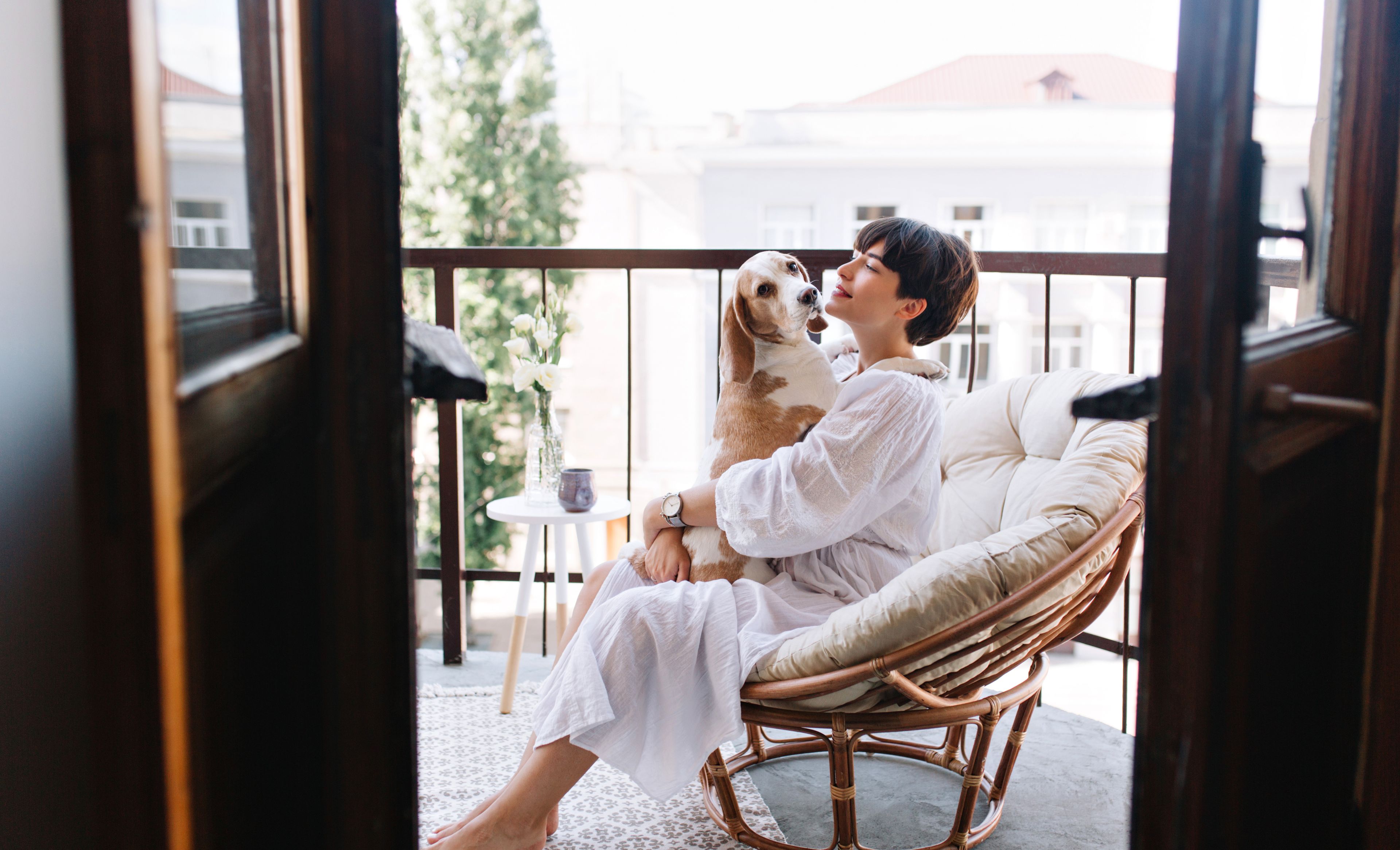 Frau im Bademantel mit Hund