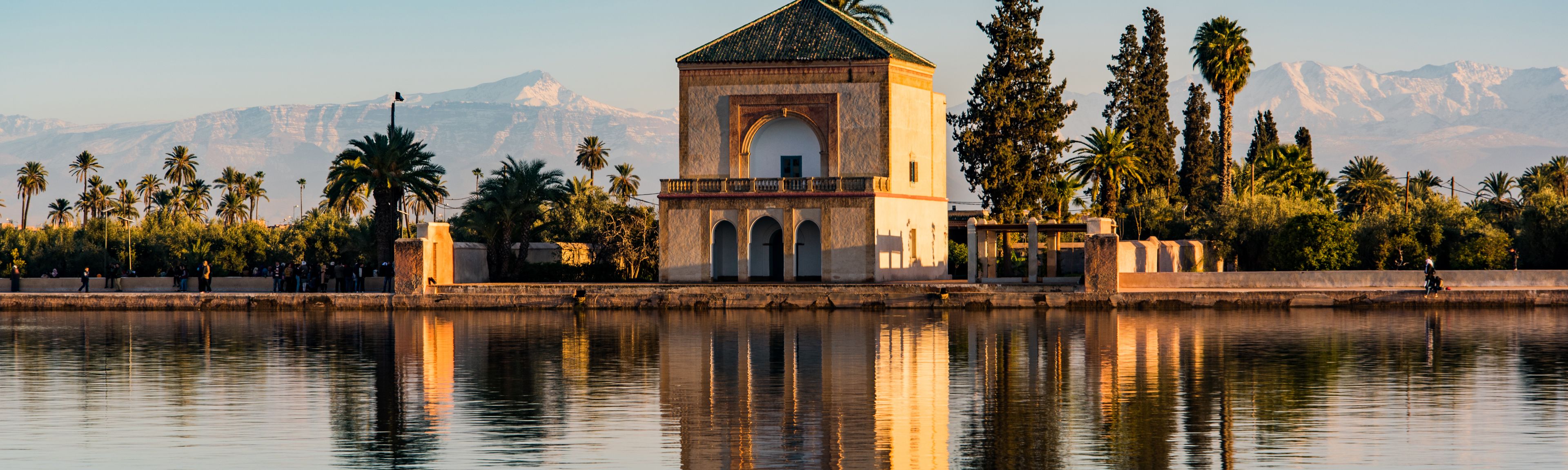 Pavillon am Wasser umgeben von Palmen
