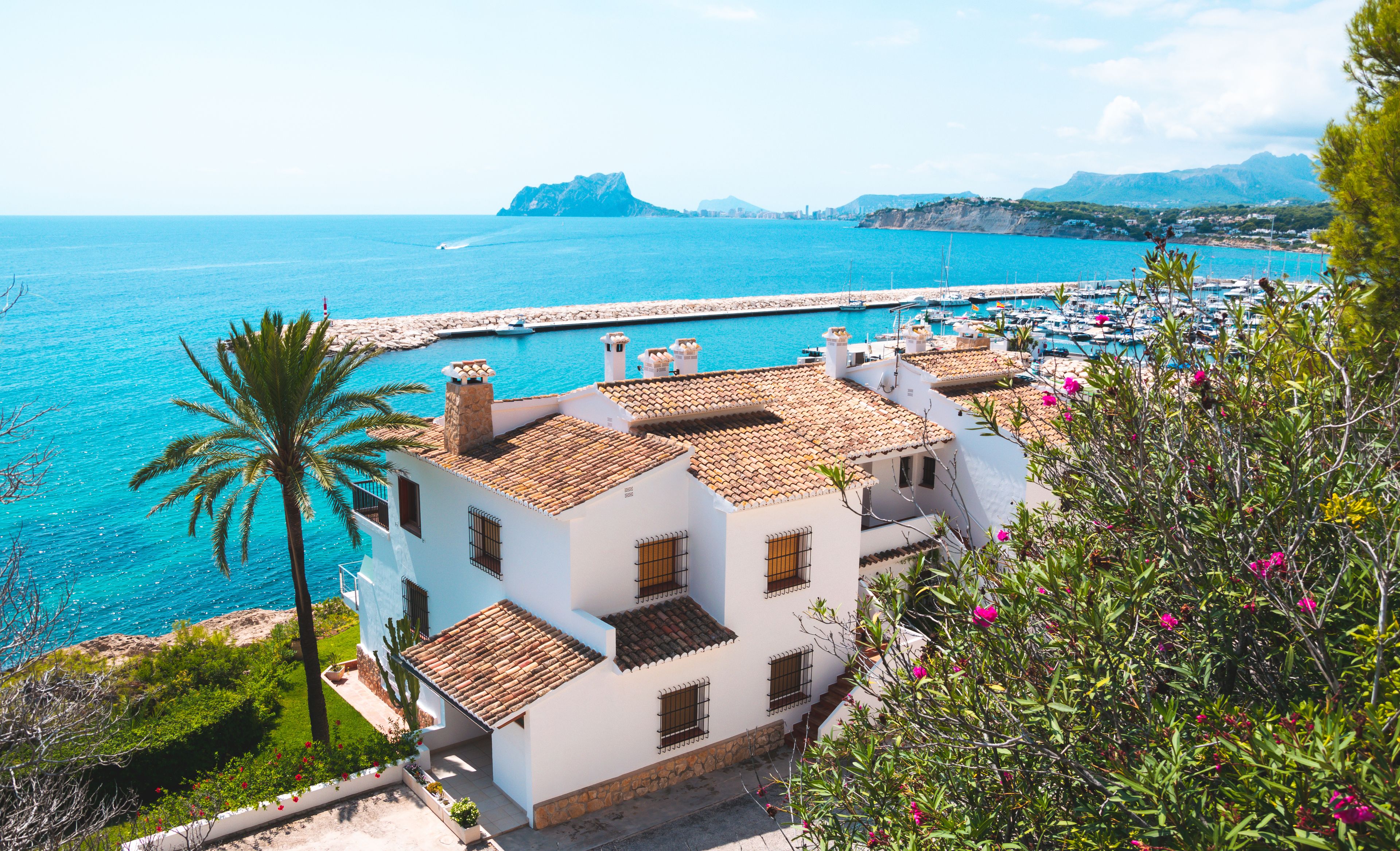 Weißes Haus am Meer und dicht am Hafen in Alicante