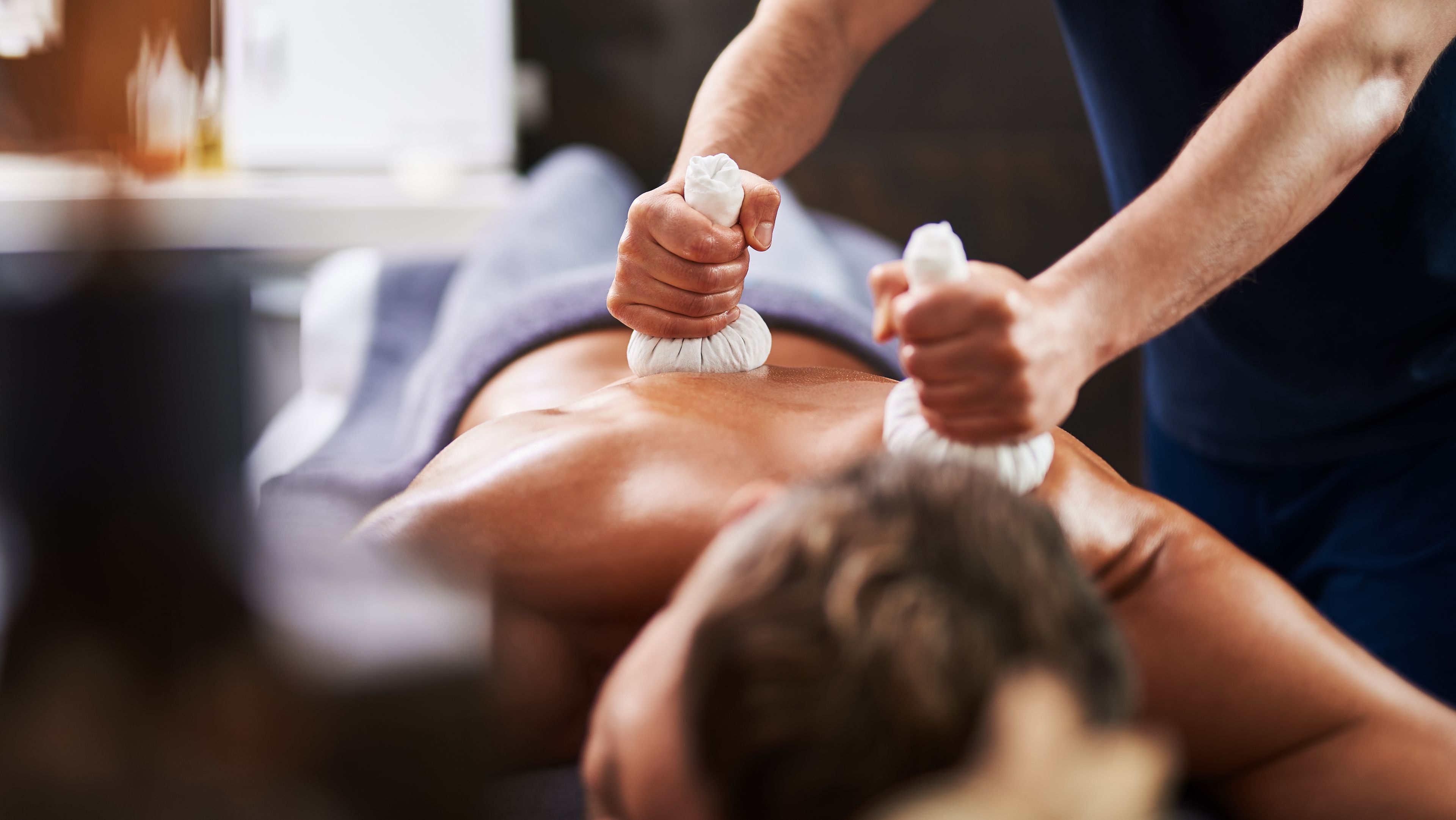 Mann bekommt eine Massage