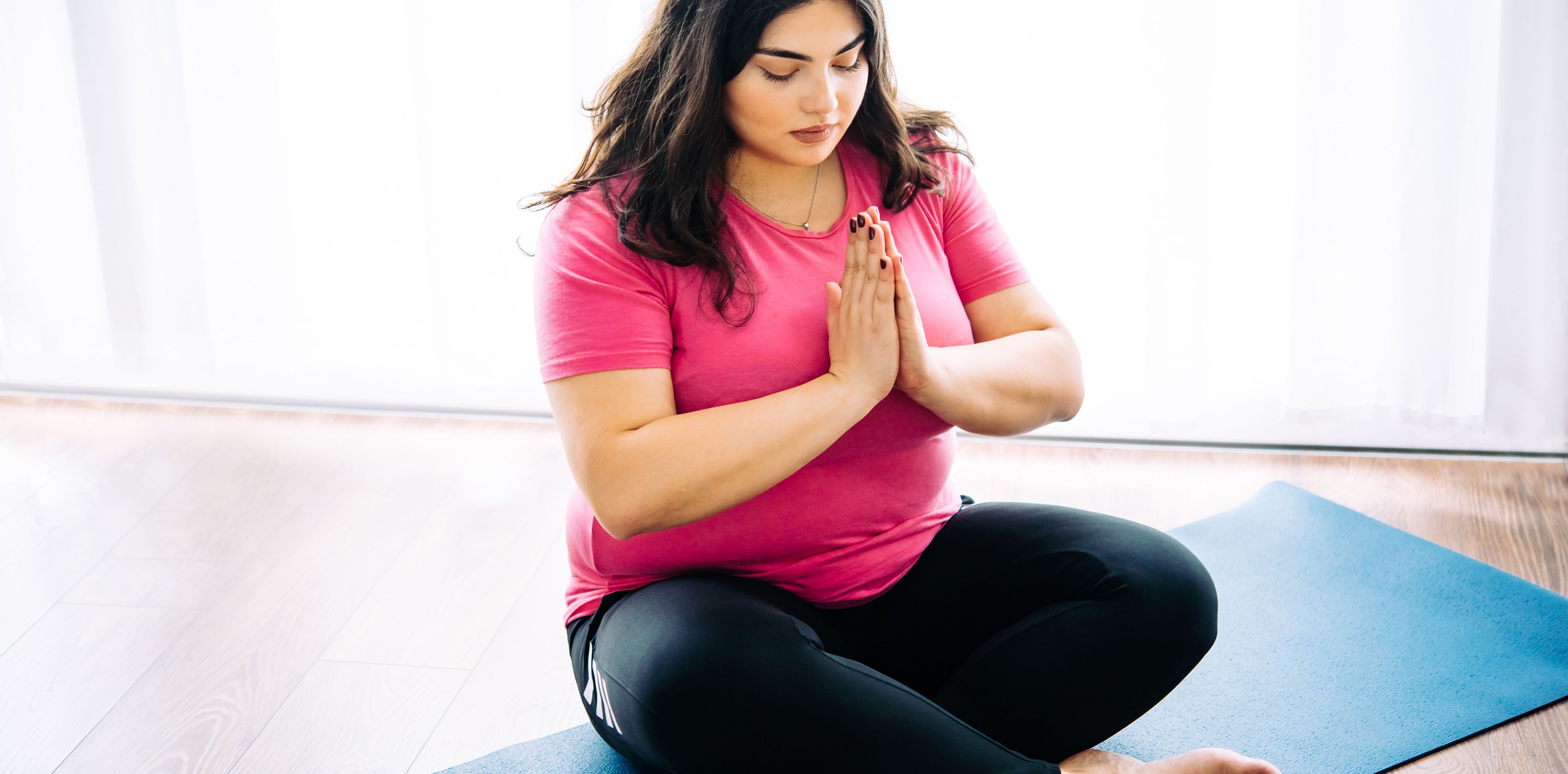 Frau meditiert auf Yoga Matte