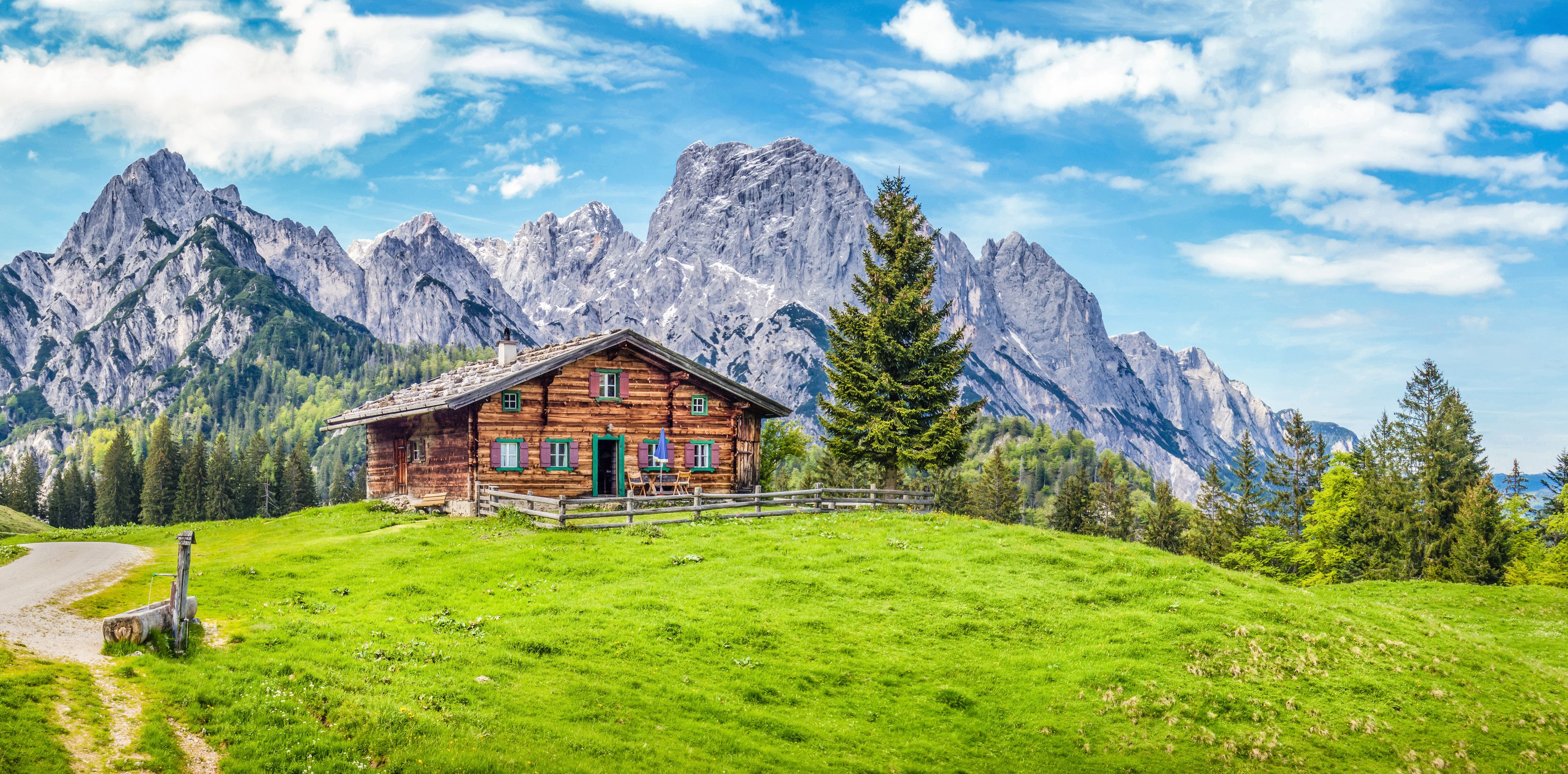 Berge mit Hütte in Bayern