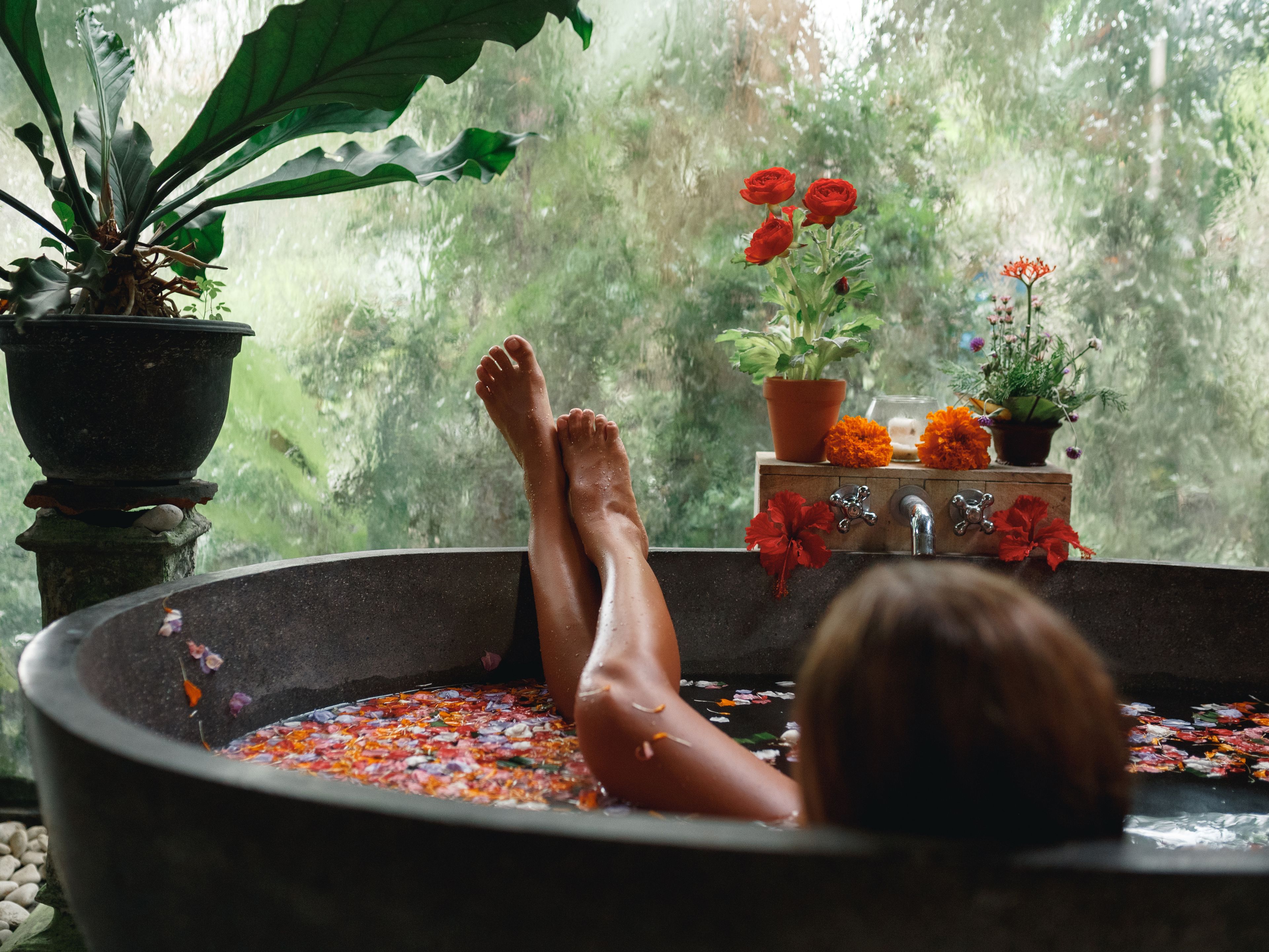 Eine Frau entspannt in einem Aromabad bei zwei Tagen Wellness