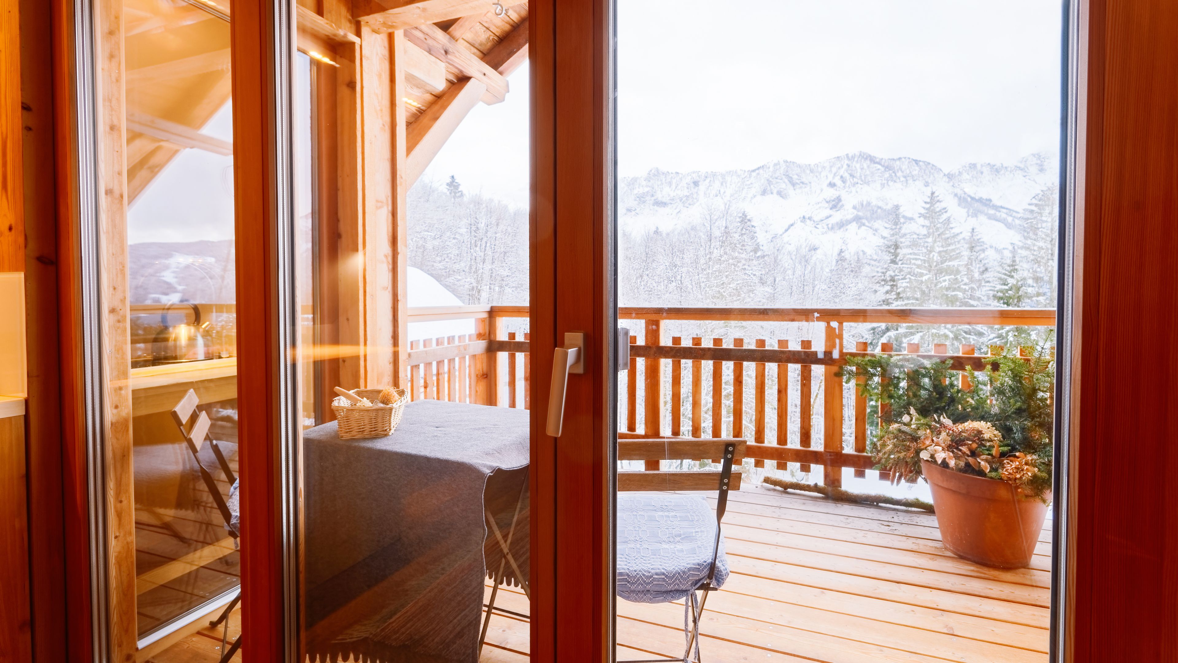 Balkon im Naturhotel in Österreich mit Blick auf die Alpen