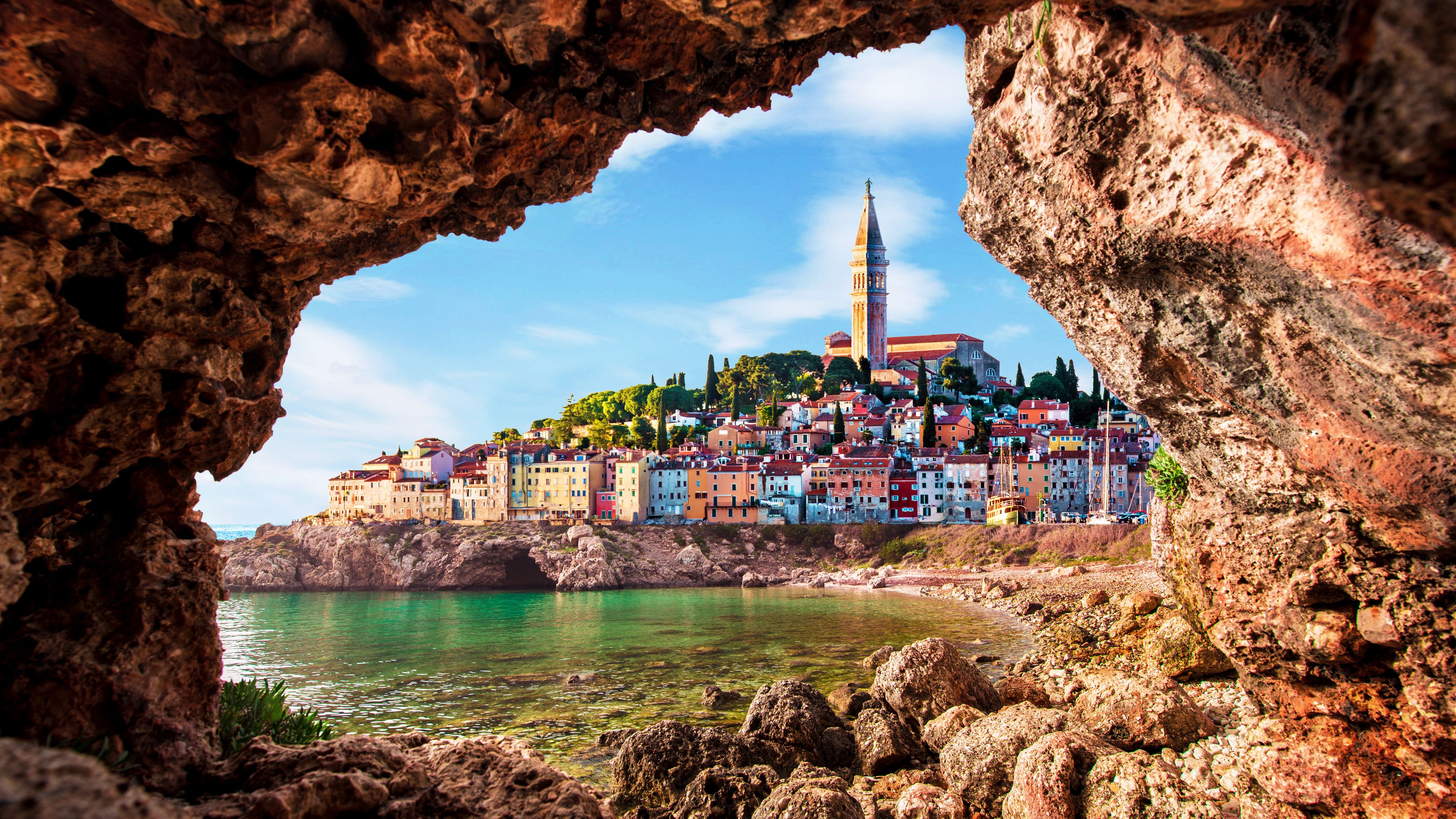 Blick durch Felsen auf Piran